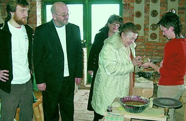 Spotkanie odbyło się w wiosce garncarskiej Kamionka, w pobliżu Nidzicy. Maria Talarczyk (druga z prawej) próbowała swoich sił w lepieniu garnków.