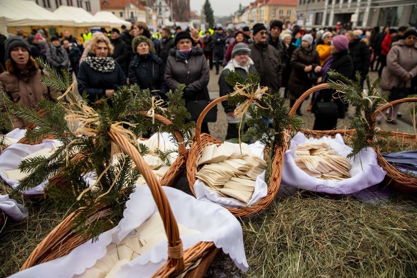 Ekumeniczna Wigilia Miejska 2019. Rynek Kościuszki pełen życzeń i zapachów świątecznych potraw (zdjęcia)