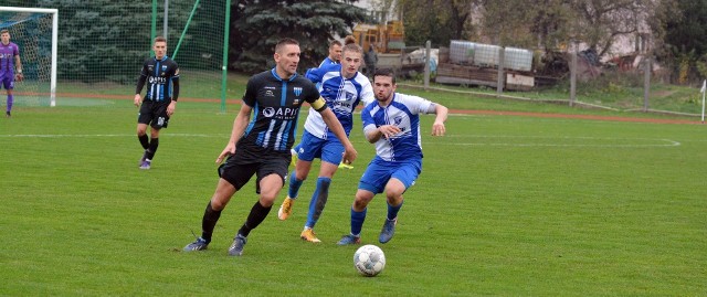 JKS czeka pojedynek u siebie ze Stalą II Stalowa Wola. Nie ma co ukrywać, że wszystkie, wspomniane wcześniej zespoły, mają więc mecze z niżej notowanymi rywalami i są w nich faworytami. Z drugiej jednak strony, ta liga często już pokazywała, że czasami ciężko coś przewidzieć i niespodzianki zdarzają się często. Początek meczu o godzinie 13. 