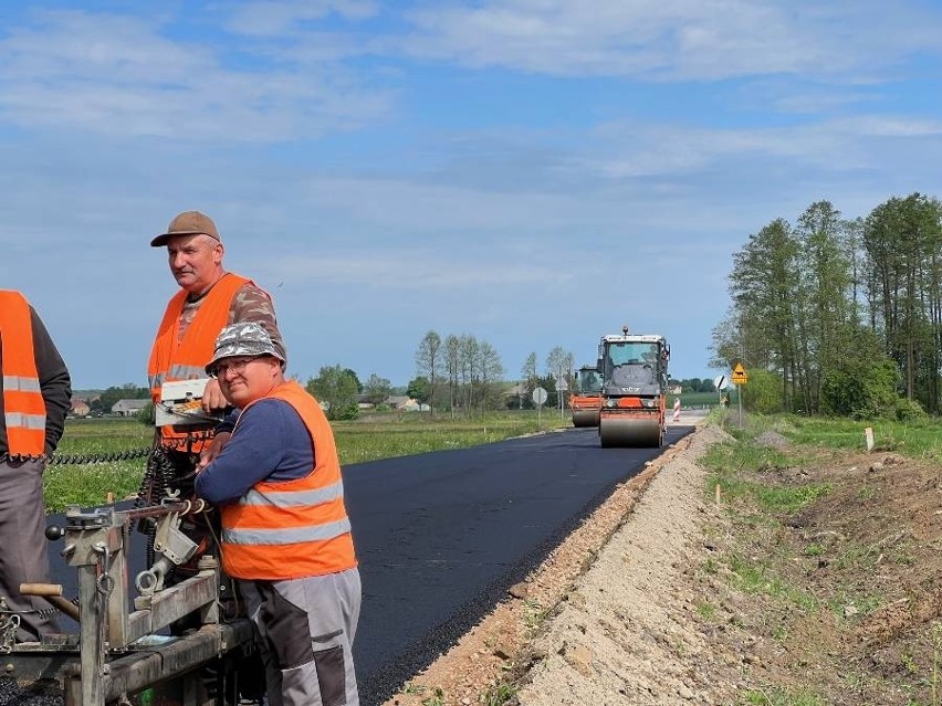 Wysokie Mazowieckie. Trwają prace związane z rozbudową drogi powiatowej Nr 2059B - Pszczółczyn. Utrudnienia w ruchu do 28.05 (zdjęcia)