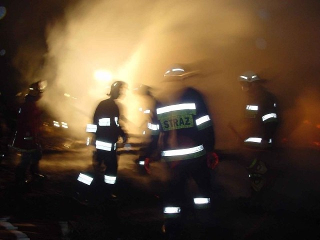 Pożar zabudowań gospodarskich gasiło 20 strażaków