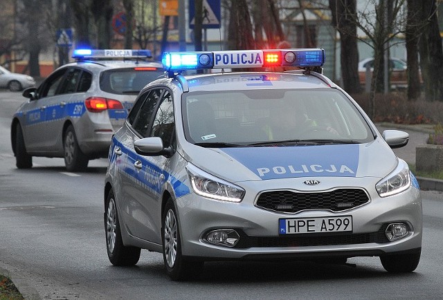 Strażacy zabezpieczyli miejsce zdarzenia, a desperata z mostu zdjęli policjanci.