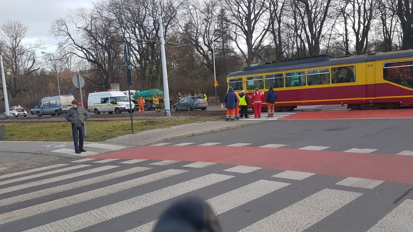 Wypadek na Zgierskiej. Samochód zderzył się z tramwajem. Zobacz zdjęcia