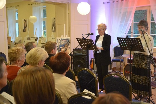 Biblioteka Publiczna Gminy Lipno po raz kolejny wzięła udział w „Narodowym Czytaniu”. Odbyło się ono w zabytkowym pałacu w Jastrzębiu.  W tym roku na ósmą edycję tej ogólnopolskiej akcji wybrano osiem nowel polskich. Do czytania zaproszono osoby dobrze znane nie tylko w gminie Lipno. Byli przedstawiciele wojewódzkich i gminnych władz samorządowych, służb mundurowych, placówek oświatowych i kulturalnych. Nie zabrakło członków Lipnowskiej Grupy Literackiej – wszak im takie wydarzenia są szczególnie bliskie.   Sala kominkowa była wypełniona po brzegi. I tak można było przynajmniej na chwilę wrócić do czasów szkolnych i przypomnieć sobie dawno nieczytane lektury. Na zakończenie wystąpił zespół KAVOO.Więcej w najbliższym wydaniu  „Tygodnika Lipnowskiego”.Flesz - wypadki drogowe. Jak udzielić pierwszej pomocy?