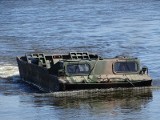 Żołnierze polscy i NATO ćwiczyli przeprawę przez Wisłę w Chełmnie. Rzeka została pokonana. Zdjęcia
