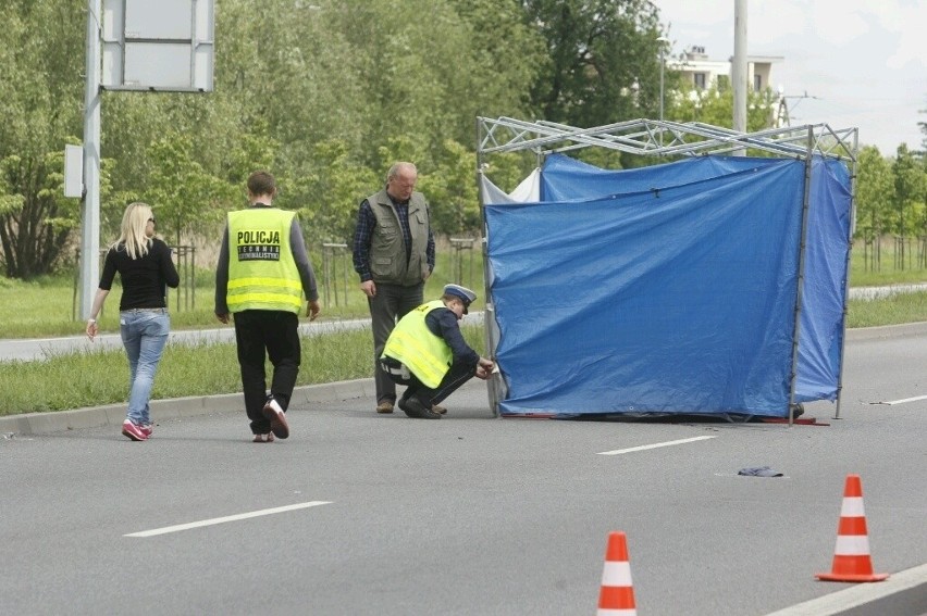 Śmiertelny wypadek na al. Sobieskiego. Auto potrąciło pieszego (ZDJĘCIA)