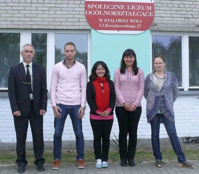 Od lewej: dyrektor szkoły Lucjan Małek, Hesham El Shamahergy z Egiptu, Emily Phan z Wietnamu, Ana Ghirba z Mołdawii oraz nauczycielka języka angielskiego Agnieszka Nowak.