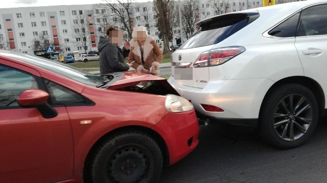 Do zdarzenia fiata i lexusa doszło w środę, 13 marca, po godz. 16.00 na ul. Wojska Polskiego, na wysokości Neonetu. Czytaj również: Tragiczny wypadek na S3. Poszukiwani są świadkowieNa lewy pasie w kierunku Uniwersytetu Zielonogórskiego. Kierująca fiatem uderzyła w tył kierującej lexusem. Na szczęście nikomu nic się nie stało. To tylko kolizja.WIDEO: Zielona Góra. Fordem wyprzedzał na linii ciągłej i jechał na czołówkę