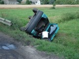 Wypadek na ul. Zimna Woda. Pasażer w szpitalu, kierowca uciekł [ZDJĘCIA]