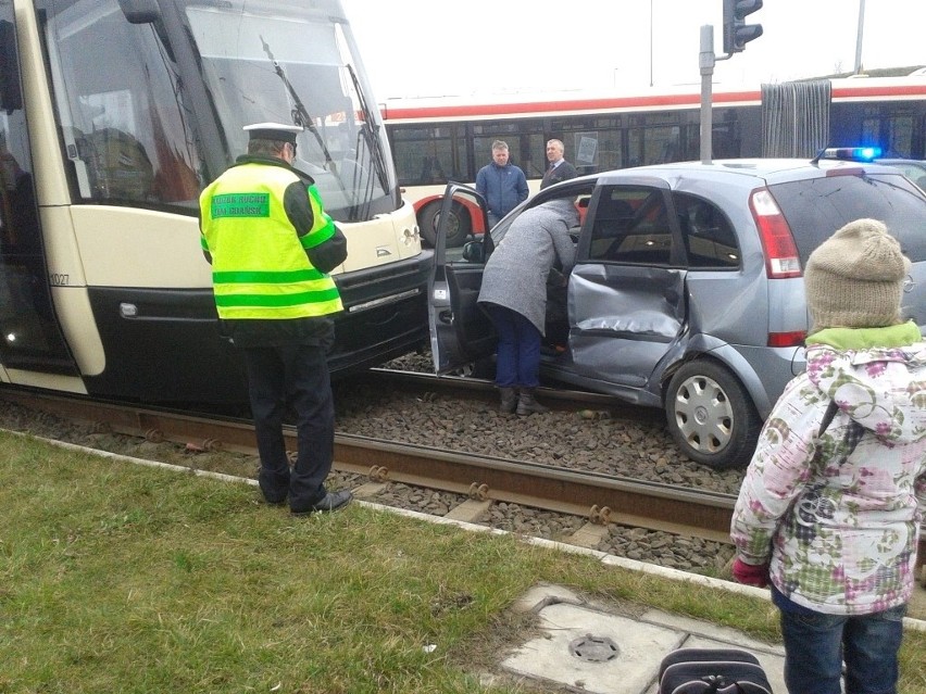 Wypadek na Chełmie w Gdańsku. Tramwaj zderzył się z samochodem [ZDJĘCIA]