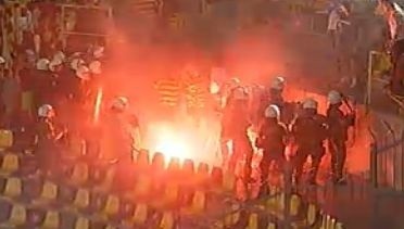 Aris - Jagiellonia. Mecz był przerwany, w sektorze gości płonęły race. (wideo, zdjęcia)