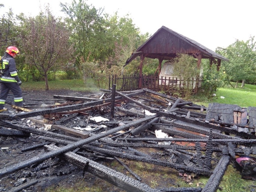 We wtorek przed południem strażacy z Pińczowa gasili płonącą...