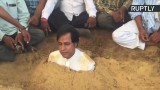 Zakopani w piachu po uszy. Protest indyjskich rolników [WIDEO]