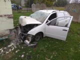 Wypadek w Mostkach. Samochód uderzył w dom! Na miejscu działają służby ratunkowe [ZDJĘCIA]