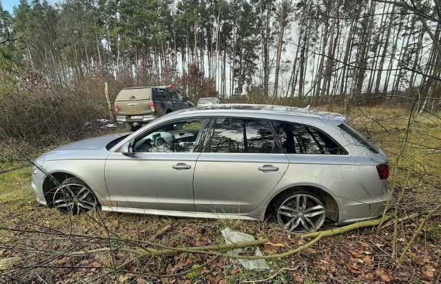 Luksusowe audi zostało znalezione w lesie koło Trzebiszewa w Nadleśnictwie Skwierzyna. - Na porzucony samochód natrafiła straż leśna podczas rutynowego patrolu prewencyjnego terenów leśnych – informuje Maciej Hałuszczak z Nadleśnictwa Skwierzyna. – Leśników zaniepokoiło miejsce znalezienia auta, brak opon, tablic rejestracyjnych i odpalony silnik. W pobliżu pojazdu nie było żadnych osób.Strażnicy wezwali policję. Funkcjonariusze ustalili, że auto zostało skradzione w Niemczech. Jego wartość oszacowali na ok. 200 tys. zł. Samochód został zabezpieczony, policjanci będą wyjaśniać, kto ukradł i porzucił pojazd. Zobacz wideo: Zielona Góra. Zagadka kradzieży luksusowego volvo rozwiązana. To była fikcja. Cztery osoby trafiły do aresztuMateriał z 29 maja 2020Czytaj także: Kradzieże samochodów w Lubuskiem. Złodzieje mają swoje metody - opisujemy je