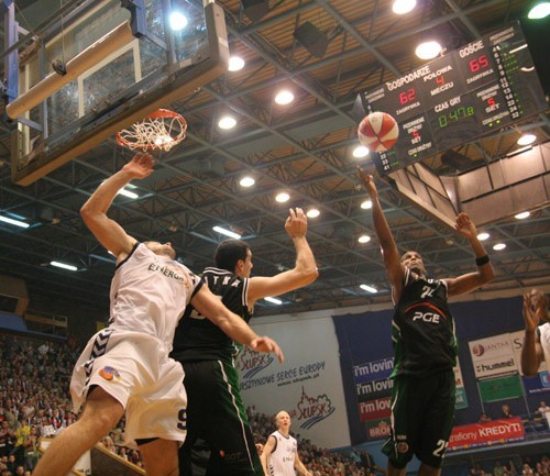 Czarni Slupsk przegrali z Turowem Zgorzelec 64: 68.