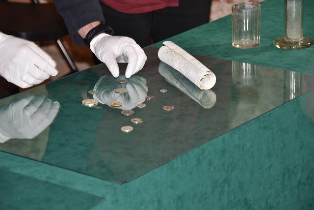 150-letni schowek zawierał, również pochodzące z XIX wieku, 12 monet. Najstarsza z nich jest datowana na 1807 rok.