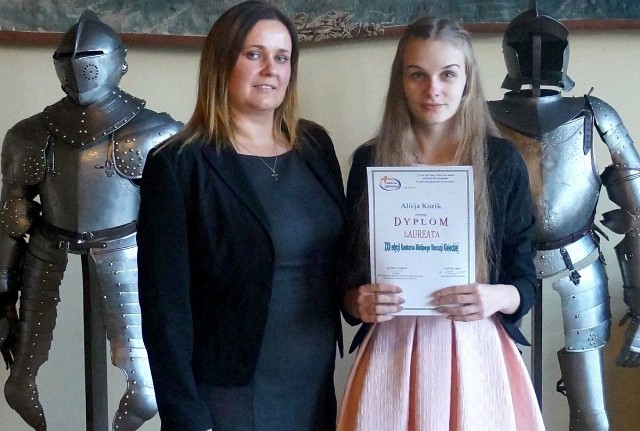 Alicja Kozik, gimnazjalistka z Kazimierzy Wielkiej, jest laureatką Konkursu Biblijnego. Nagrody gratuluje  opiekun Ewa Piotrowska.