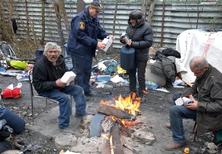 Zima to trudny czas dla osób bezdomnych. Gdzie w w Śląskiem mogą oni uzyskać wsparcie?