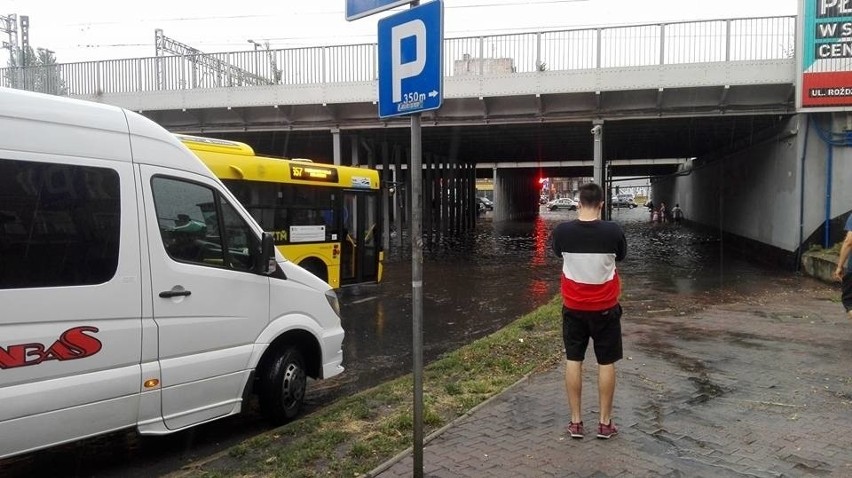 Burza w Katowicach i Sosnowcu. Zalane drogi, samochody i domy. Ponad 400 zgłoszeń straży. Straty są ogromne