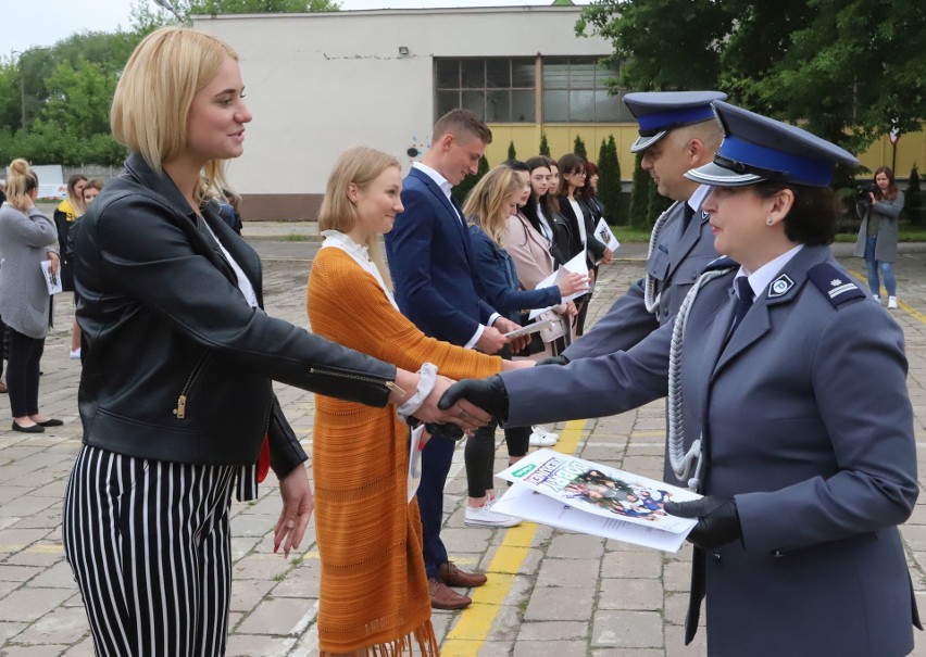 Absolwenci Zakładu Doskonalenia Zawodowego w Radomiu ukończyli klasę policyjną. Odebrali stosowne certyfikaty [DUŻO ZDJĘĆ]