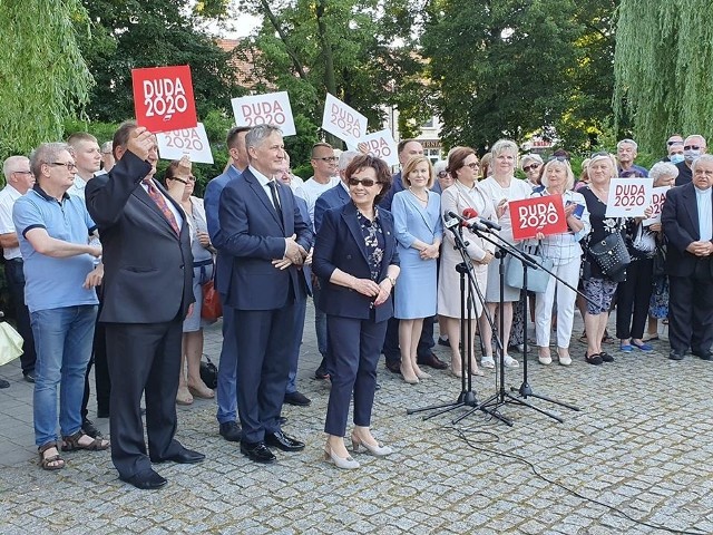 Marszałek Sejmu Elżbieta Witek z Prawa i Sprawiedliwości w środę 1 lipca gościła w województwie świętokrzyskim. Wizyta ma związek z kampanią prezydencką Andrzeja Dudy. O godzinie 19 w Pińczowie na rynku odbyło się spotkanie z mieszkańcami.  Pani marszałek towarzyszyli między innymi posłanki Prawa i Sprawiedliwości Anna Krupka i Agada Wojtyszek, poseł Marek Kwitek. Był także pińczowianin, wojewoda świętokrzyski Zbigniew Koniusz. Zobacz cie co sie działo i kto był na spotkaniu w Pińczowie