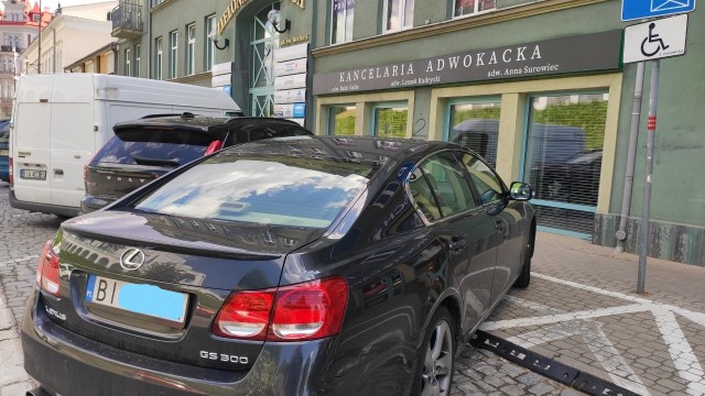 Samochód wiceprezydenta Rafała Rudnickiego na miejscu parkingowym dla osób niepełnosprawnych przy ul. Św. Rocha w Białymstoku