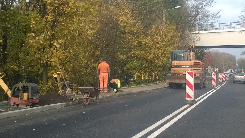 Trwa budowa chodnika na DK 78. Przy wjeździe do Wodzisławia...