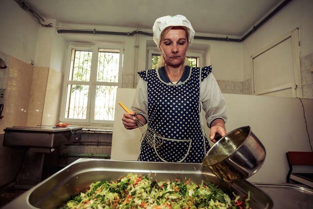 Beata Sowińska, kucharka z bydgoskiego Gimnazjum nr 25, ma kłopot.