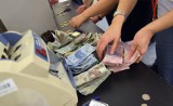 Statystyczny Polak oddaje bankom w formie opłat i prowizji grubo ponad 500 zł rocznie