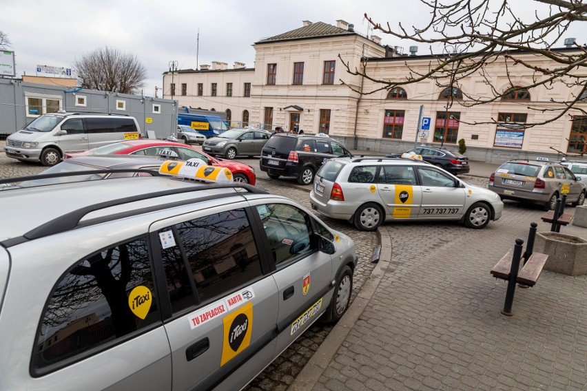 Przebudowa dworca PKP w Białymstoku. Wszędzie bałagan, parkingi są zamknięte [ZDJĘCIA]