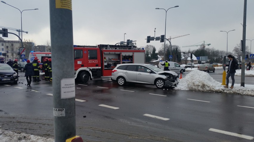 Wypadek karetki na ulicy Waszyngtona. W zdarzeniu drogowym udział brały trzy samochody [ZDJĘCIA, WIDEO]