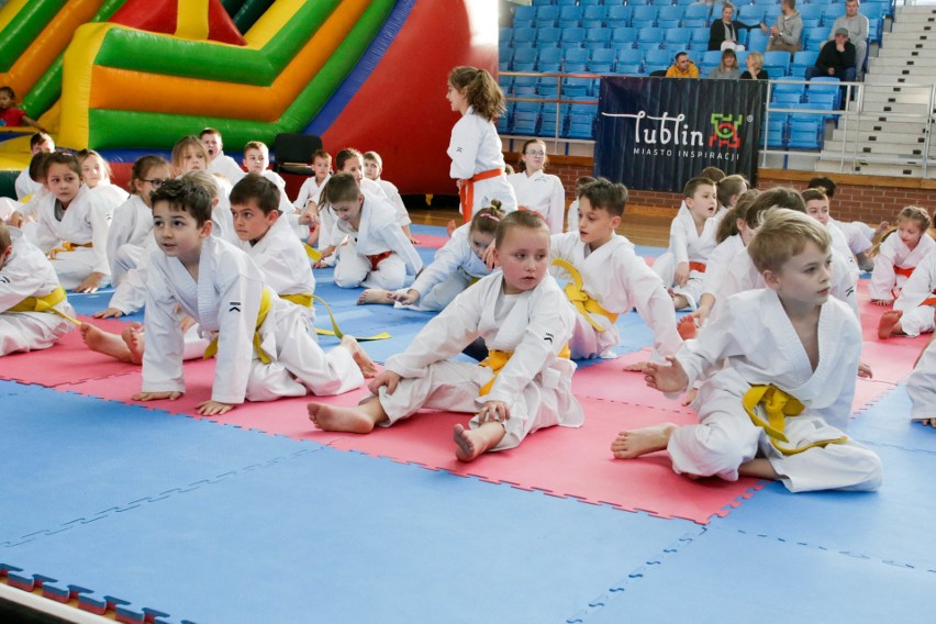Dzieci bawiły się podczas Mikołajków z karate, zorganizowanych przez Daniela Iwanka