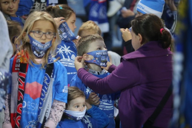 Niebieskie Bajtle dostały piękne maseczki z logo Ruchu  Zobacz kolejne zdjęcia. Przesuwaj zdjęcia w prawo - naciśnij strzałkę lub przycisk NASTĘPNE