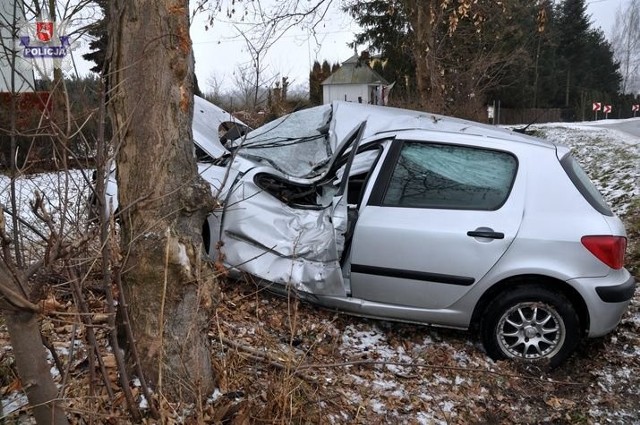 Kolonia Wyżnianka. Kobieta jadąca samochodem peugeotem  straciła panowanie nad pojazdem.