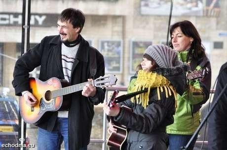 Punktualnie o godzinie 13 na scenę weszli radomianie, którzy potrafią grać na gitarze. Koncertować mógł każdy i wielu z zaproszenia skorzystało.