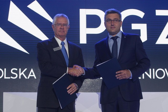Jeff Kohler z Boeinga i Wojciech Dąbrowski z PGZ.