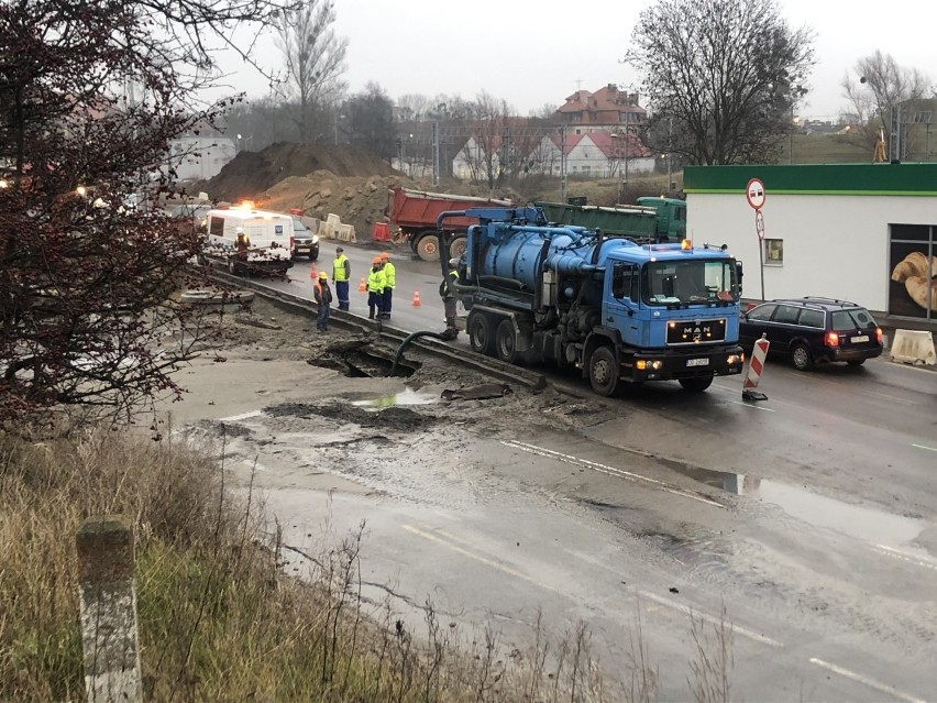 Na budowie wiaduktu Biskupia Górka uszkodzony został wodociąg. Zalany fragment Traktu św. Wojciecha przy stacji BP [zdjęcia]