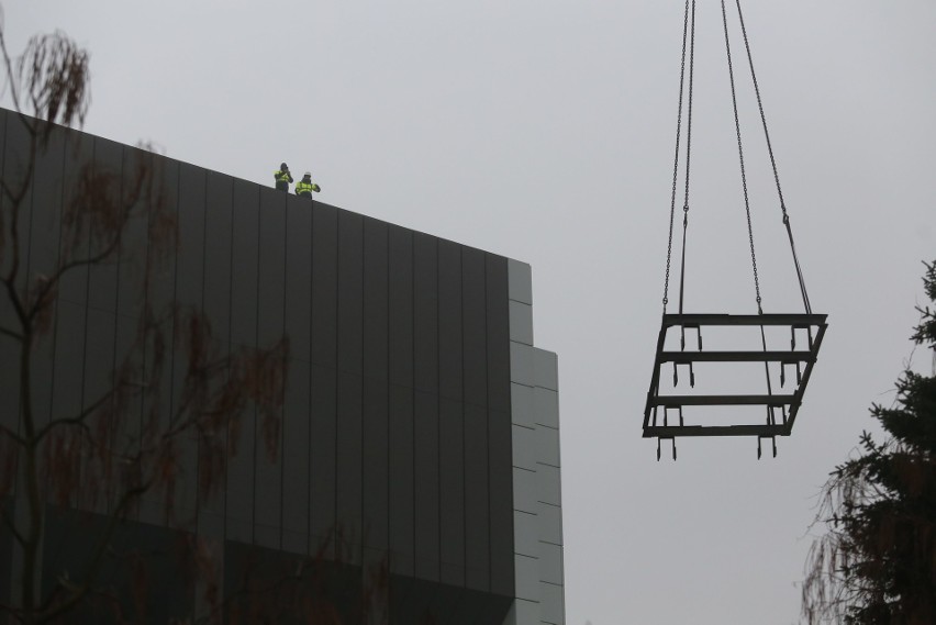 40-tonowy żuraw pomoże w instalacji nowego klimatyzatora na dachu Biblioteki Śląskiej w Katowicach