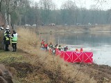 Tragedia w Sarbiewie. Koparka z operatorem wpadła do stawu. Odnaleziono już ciało mężczyzny [ZDJĘCIA, WIDEO]