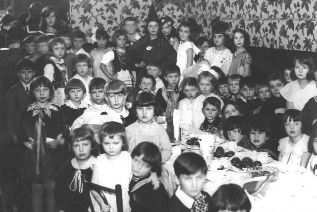 Uroczystość zorganizowana dla dzieci z okazji karnawału.1931 rok