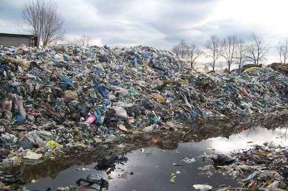 Resztki gumy, wymieszane z piaskiem trafiają do sąsiedniej Chróściny, gdzie są używane do rekultywacji nieczynnego składowiska śmieci.