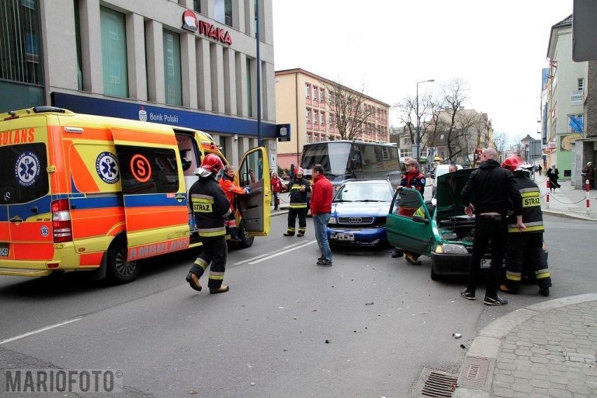 Dwa auta zderzyły się na skrzyżowaniu Reymonta i Damrota.