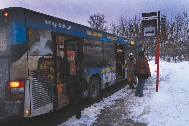 Pasażerowie autobusu linii 20 woleliby wysiadać z niego na przystanku, gdzie jest widno. Po naszej interwencji urzędnicy obiecali, że w tym roku przy pętli 20 ustawiona będzie latarnia.