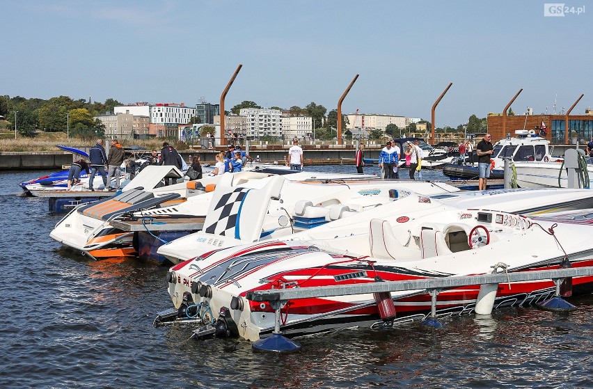 Wyścigowe morskie łodzie motorowe w Szczecinie.