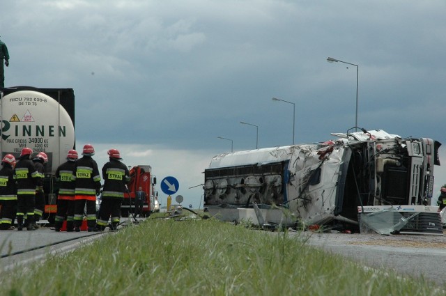 Cysterna przewróciła się na węźle autostradowym &#8222;Gogolin&#8221;. Wyciekło z niej 8 tys. litrów oleju napędowego.