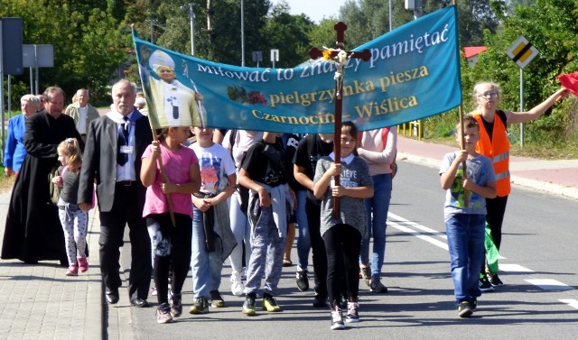 Pielgrzymi z Czarnocina po raz trzynasty będą wędrować w sobotę do Wiślicy. Na czele grupy, z krzyżem - Paula Zbojak.