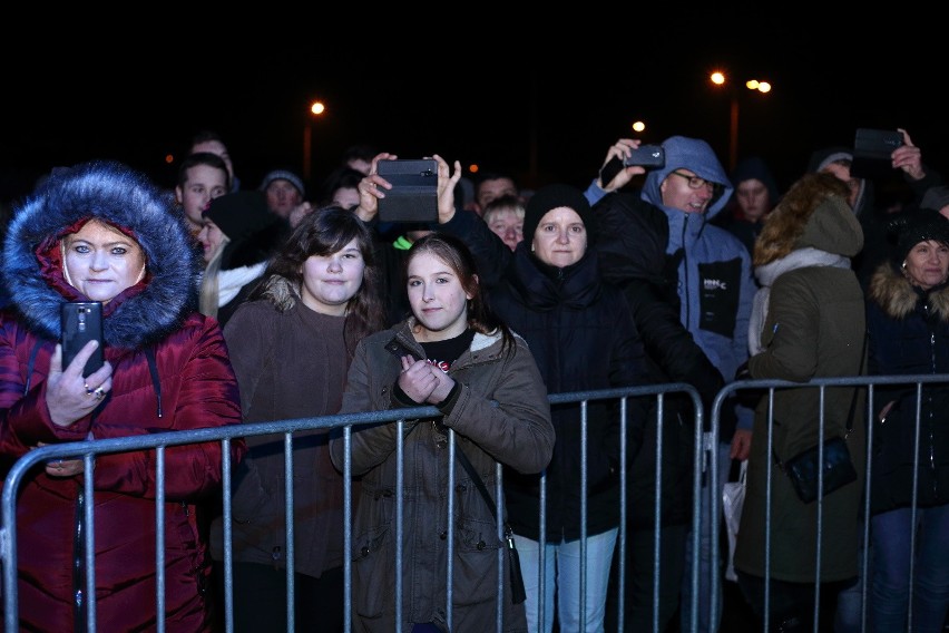 Sylwester miejski w Ostrołęce. Impreza na stadionie, z pokazem laserowym zamiast fajerwerków, przyciągnęła tłumy [ZDJĘCIA]