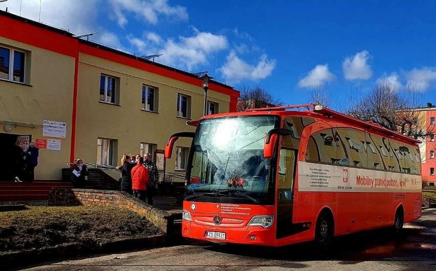 Do Mobilnego Punktu Poboru Krwi w Rosnowie zgłosiły się w...