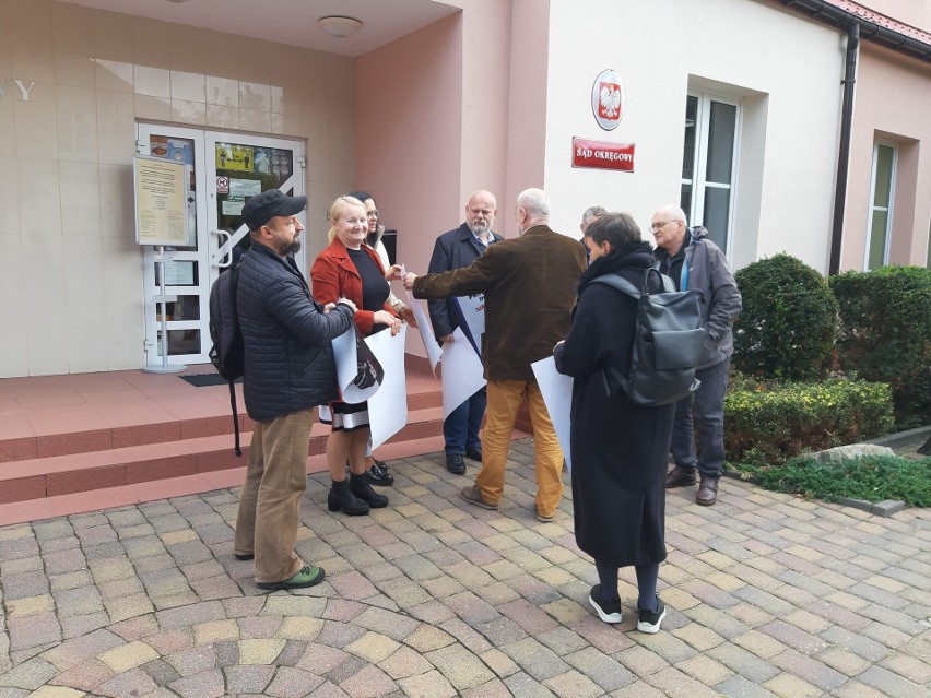 Ostrołęka. Protest sędziów przed Sądem Okręgowym. Ryszard Warda odczytał uchwałę Stowarzyszenia Sędziów „Iustitia”. 21.09.2021. Zdjęcia